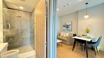Family Condo, 3 Bedrooms, Balcony, City View | Bathroom | Shower, hydromassage showerhead, free toiletries, hair dryer