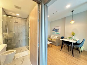 Condo familiar, 3 habitaciones, balcón, vista a la ciudad | Baño | Regadera, regadera con hidromasaje, amenidades de baño gratuitas 