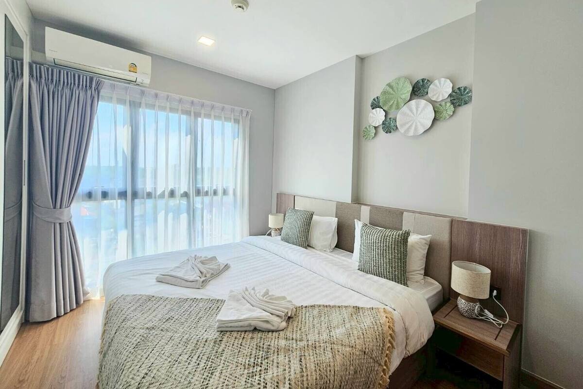 Studio | Premium bedding, desk, blackout curtains, soundproofing