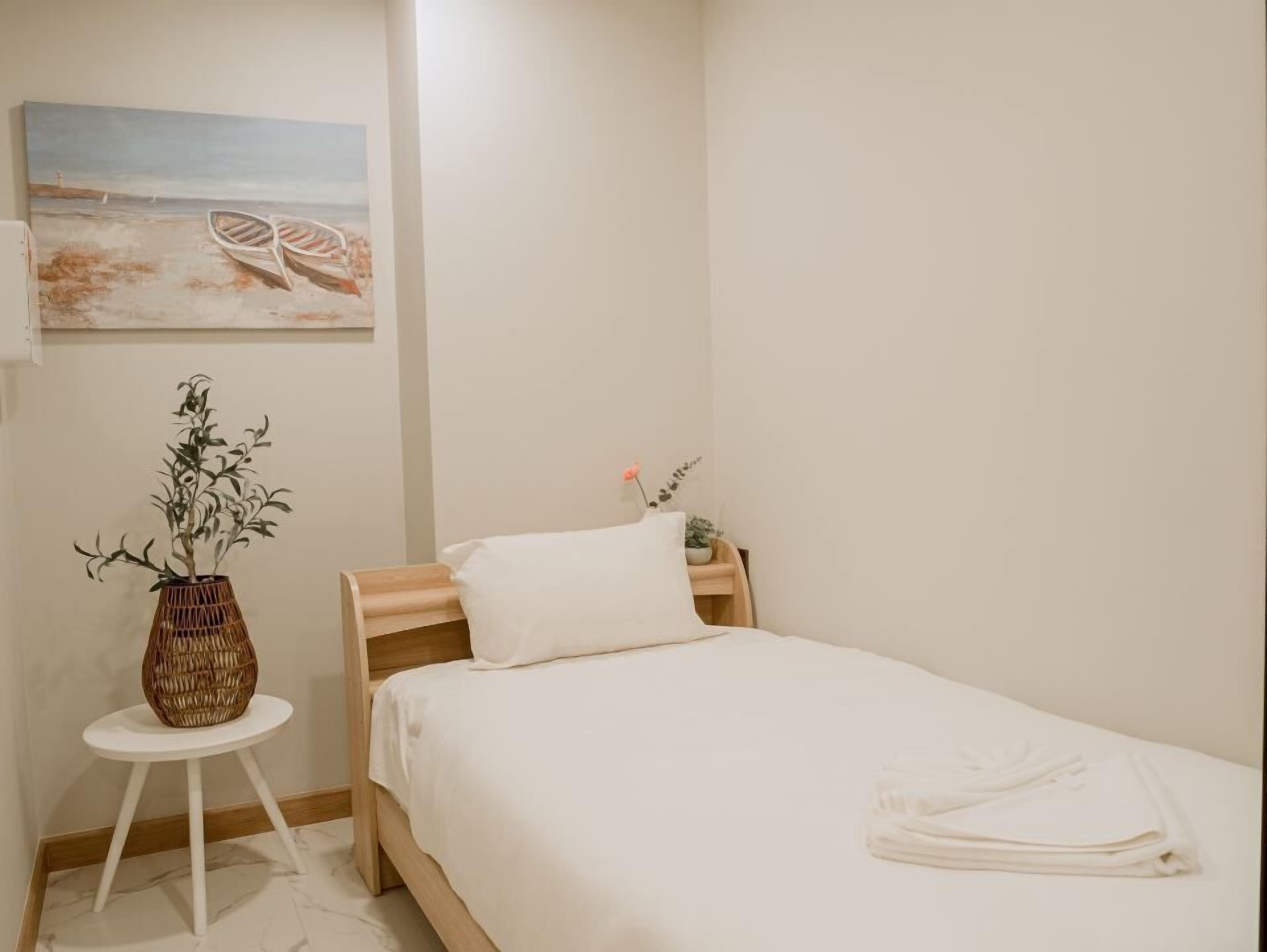 Apartamento familiar, 3 habitaciones | Ropa de cama de alta calidad, escritorio, cortinas opacas