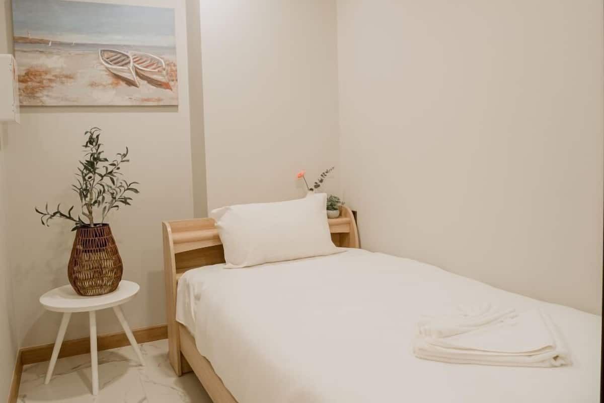 Ropa de cama de alta calidad, escritorio y cortinas blackout