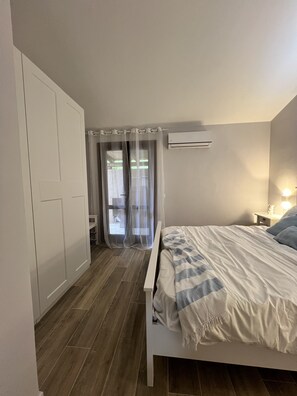 1 Schlafzimmer, Schreibtisch, Bügeleisen/Bügelbrett, Reisekinderbett