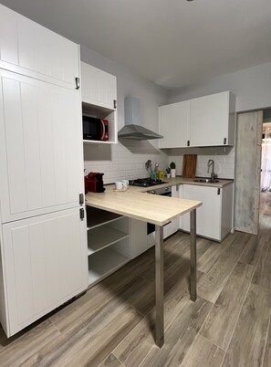 Kühlschrank, Mikrowelle, Ofen, Herdplatte