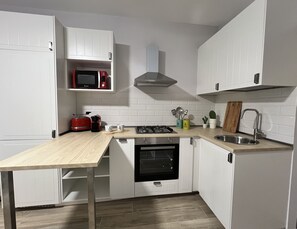 Kühlschrank, Mikrowelle, Ofen, Herdplatte