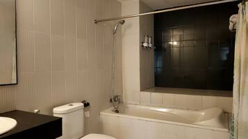 Deluxe Double Room | Bathroom | Shower, towels