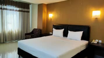 Quarto casal luxo | Escrivaninha, espaço de trabalho para notebook, roupa de cama