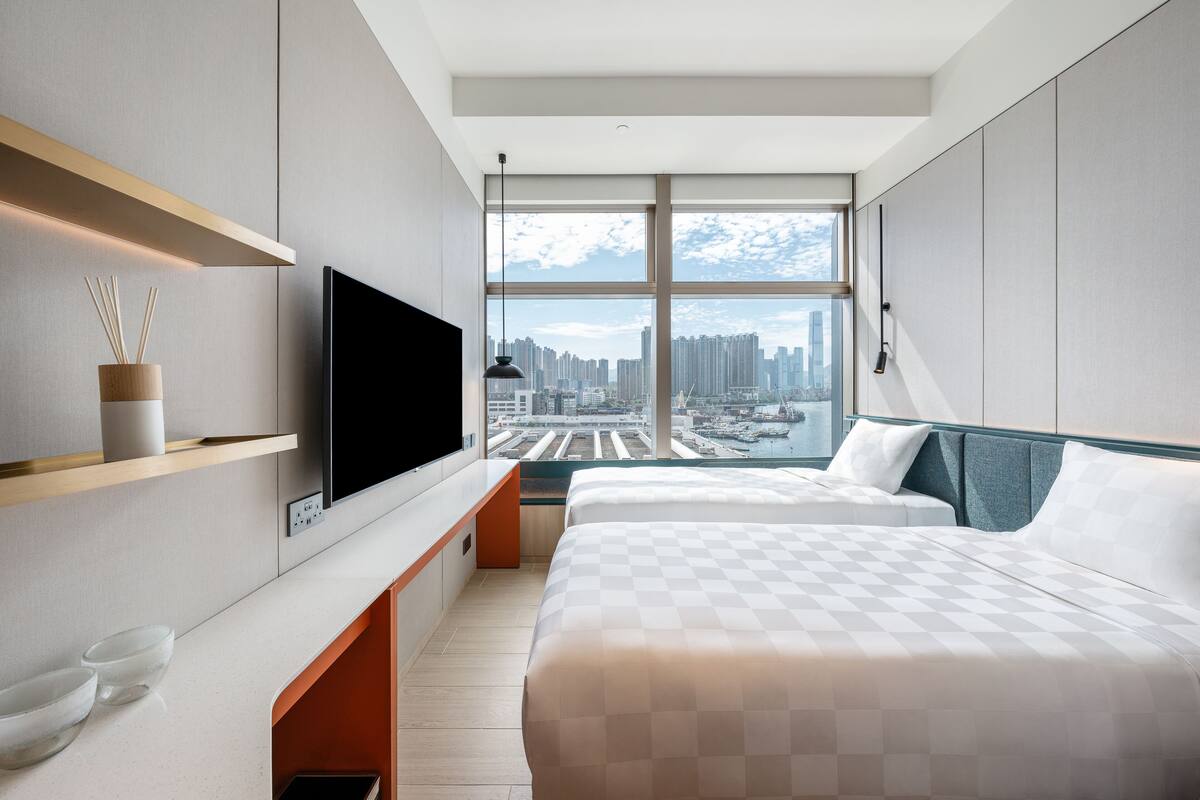 Deluxe City View Studio - Hollywood Twins | In-room safe, blackout drapes, iron/ironing board, cribs (free)