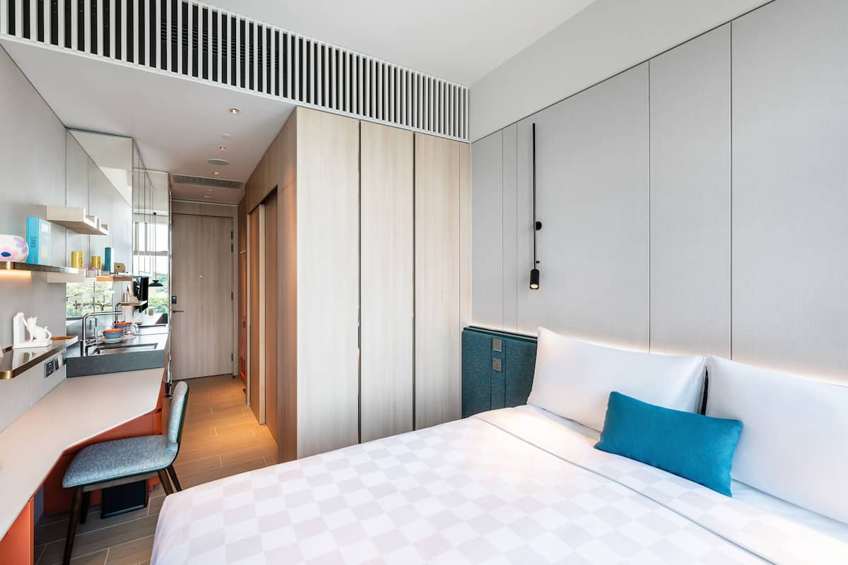 Deluxe Harbour/Sea View Studio | In-room safe, blackout drapes, iron/ironing board, cribs (free)