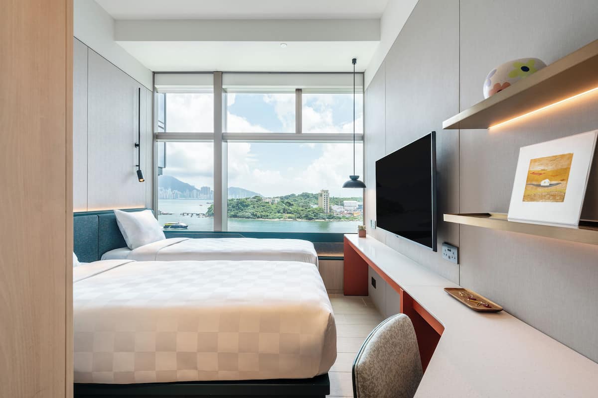 Deluxe Harbour/Sea View Studio - Hollywood Twins | In-room safe, blackout drapes, iron/ironing board, cribs (free)