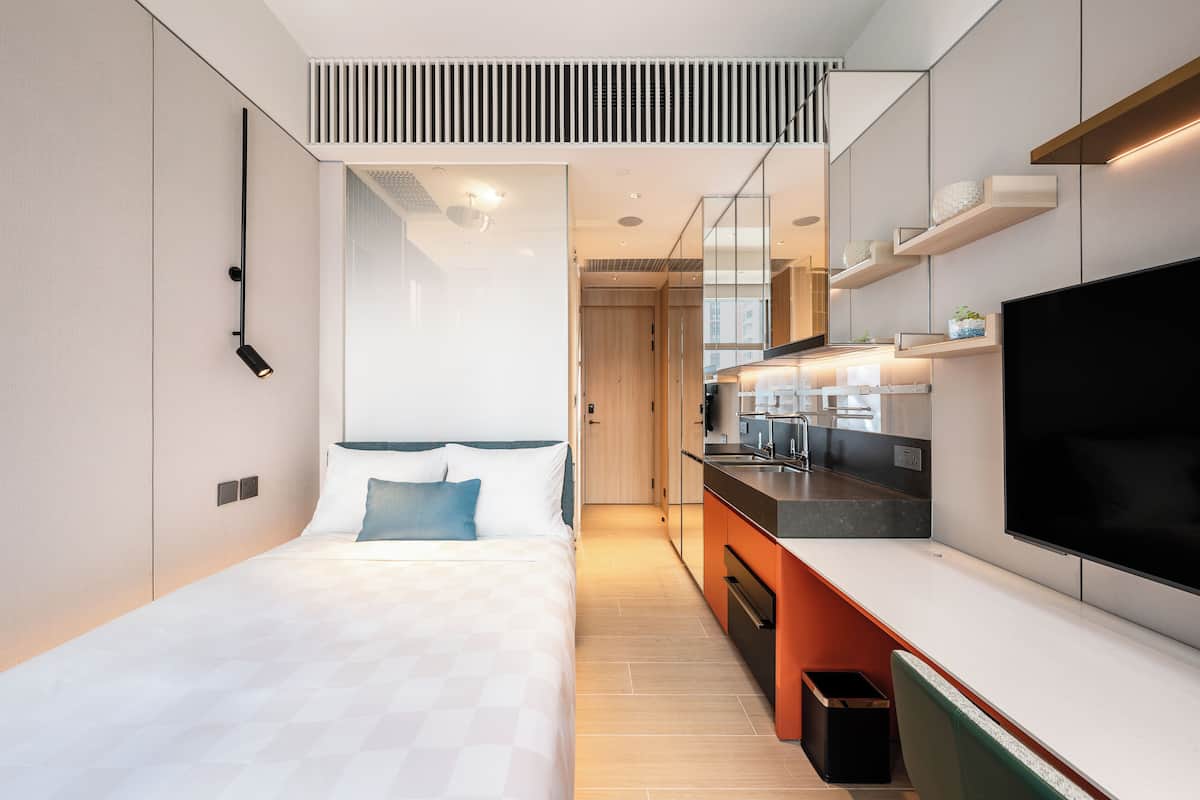 City View Studio | In-room safe, blackout drapes, iron/ironing board, cribs (free)