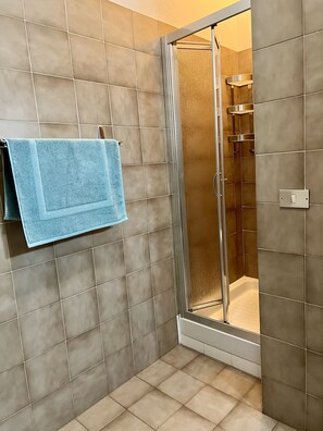 Een douche, een haardroger, een bidet, handdoeken