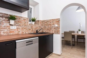 Mikrowelle, Ofen, Geschirrspüler, Wasserkocher