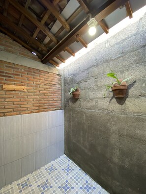 Traditional House, Courtyard View | Bilik Mandi | Pancuran mandi, kelengkapan dandanan diri percuma, tuala disediakan 