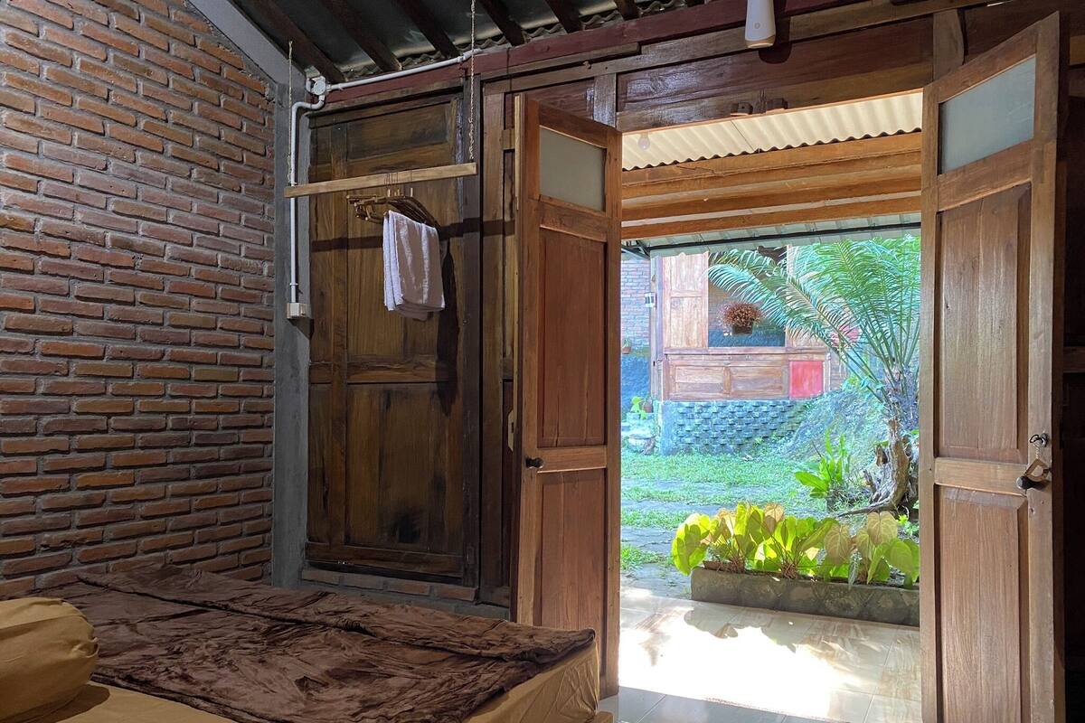 Escritorio, espacio para trabajar con un portátil, decoración individual