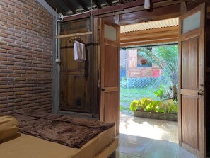 Individuell dekoriert, Schreibtisch, laptopgeeigneter Arbeitsplatz