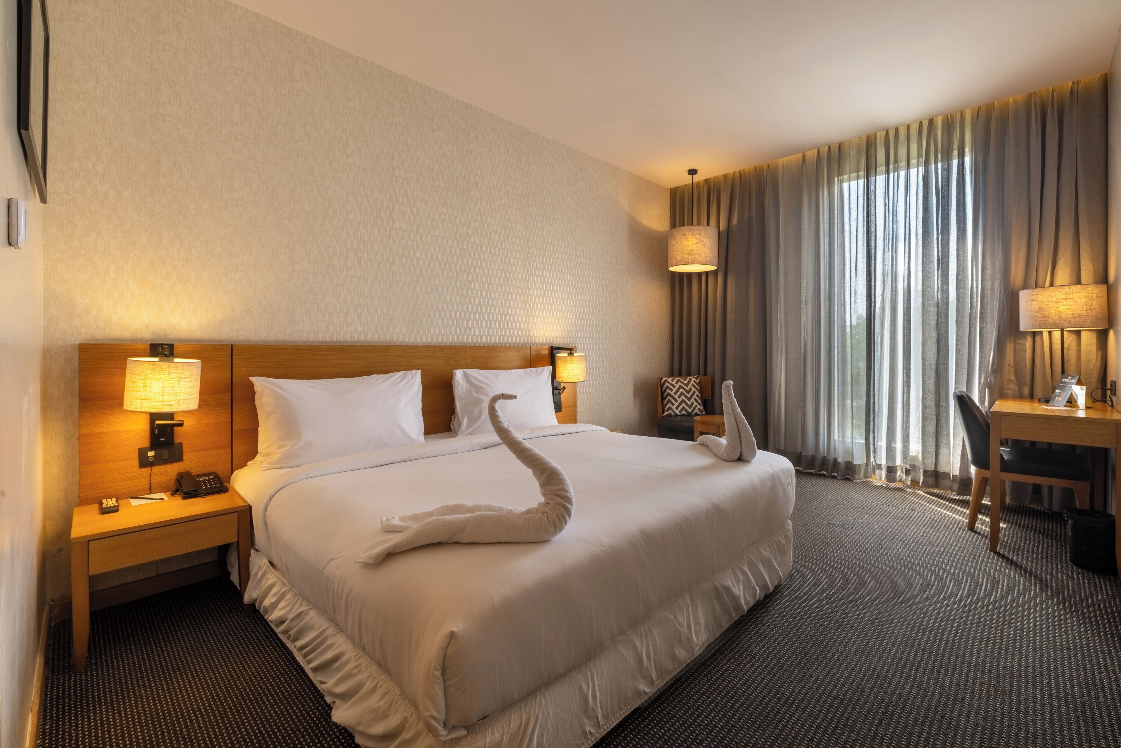 Quarto casal luxo | Roupas de cama premium, frigobar, cofres nos quartos, escrivaninha