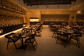 Café da manhã com buffet todos os dias (INR 450 por pessoa)