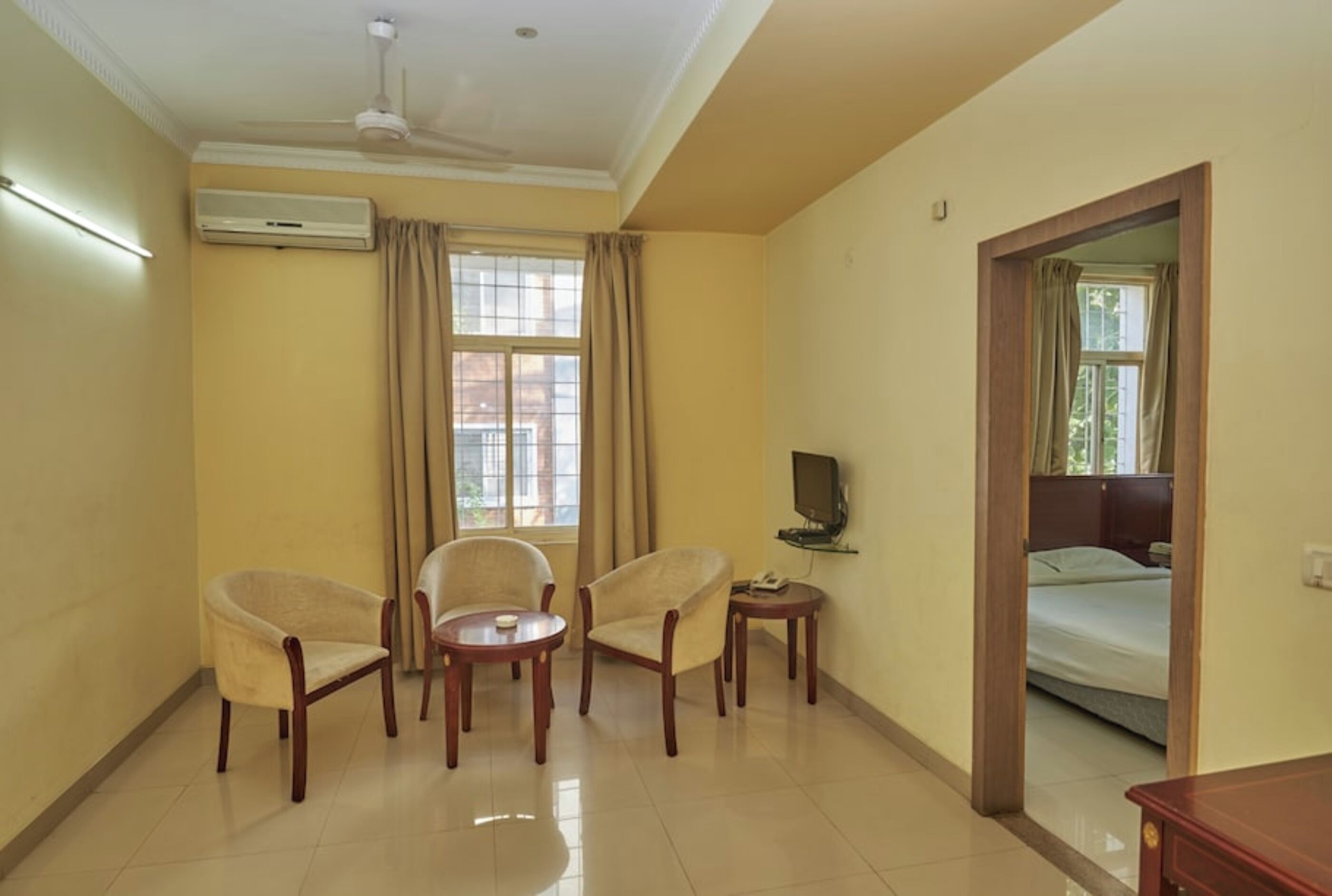 Escritorio, espacio para trabajar con laptop y cortinas blackout 