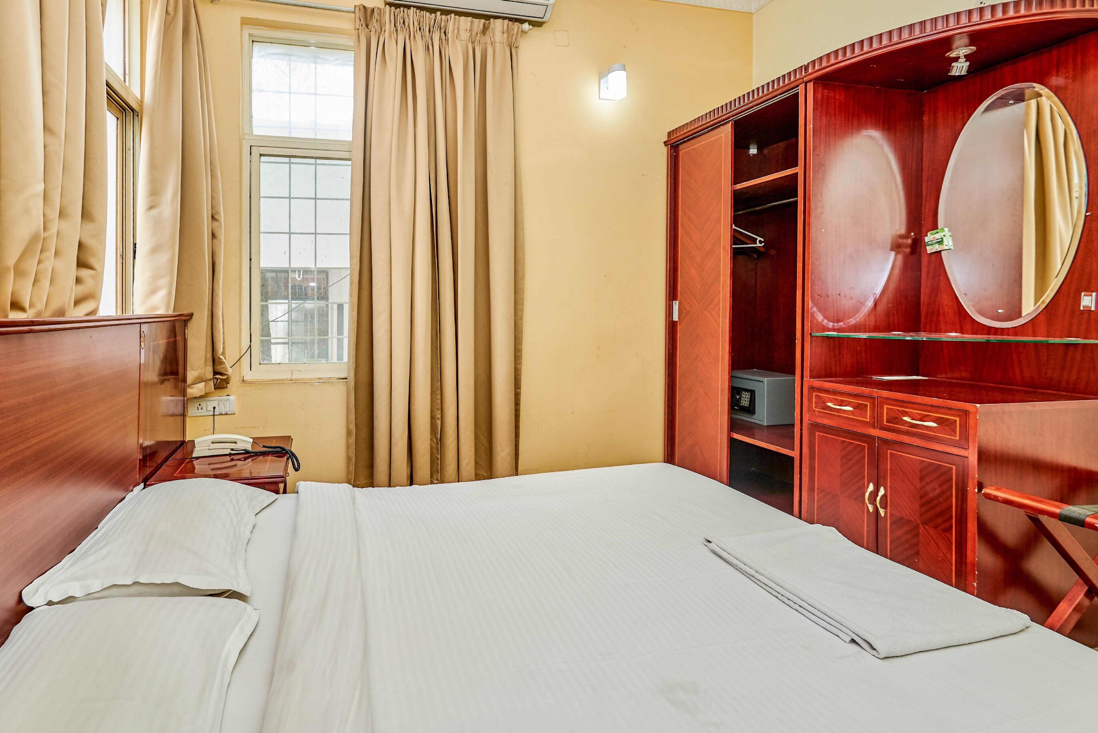 Escritorio, espacio para trabajar con laptop y cortinas blackout 