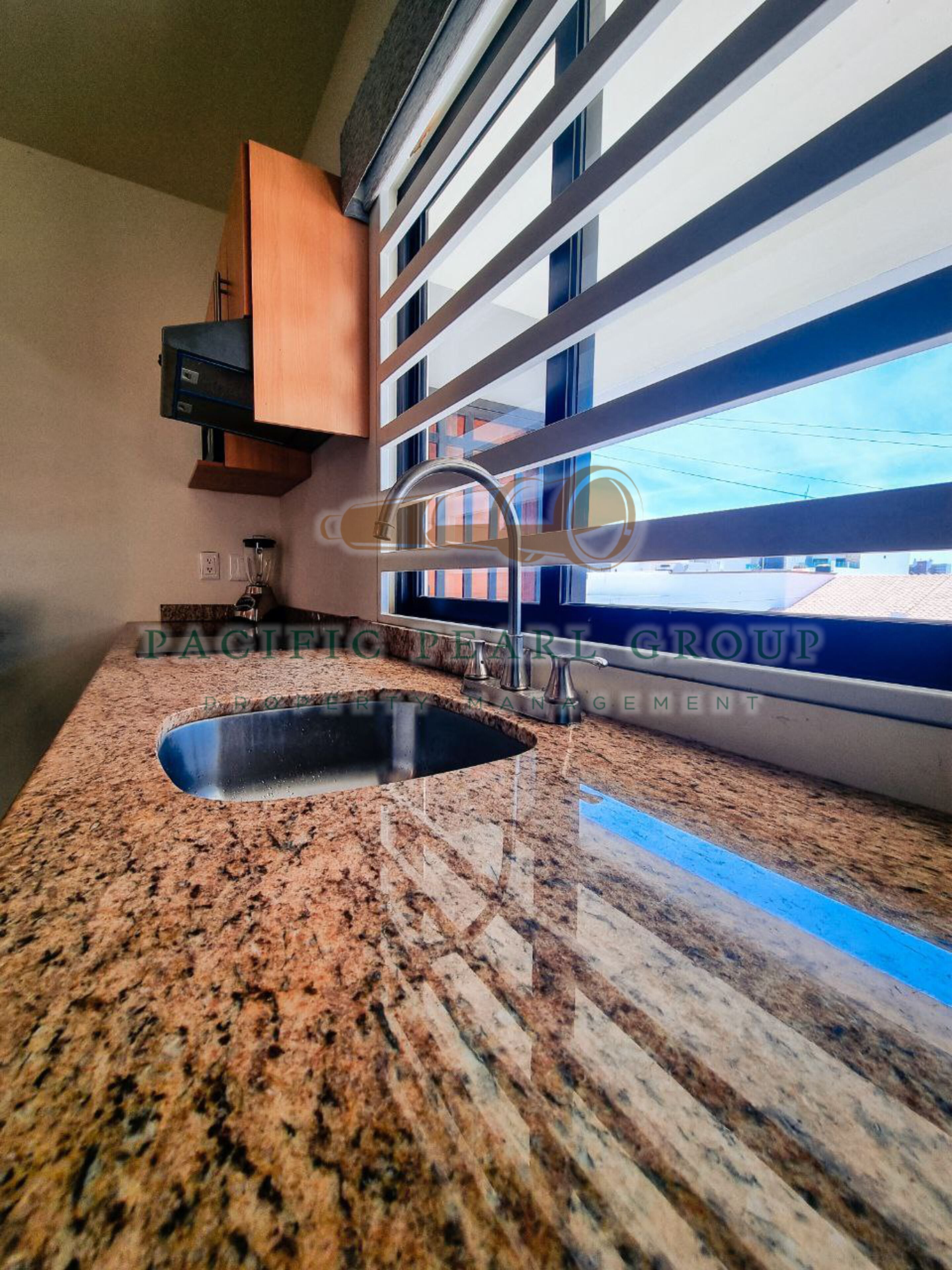 Cozy beach apartment with 24 Hour access Hot Tub!