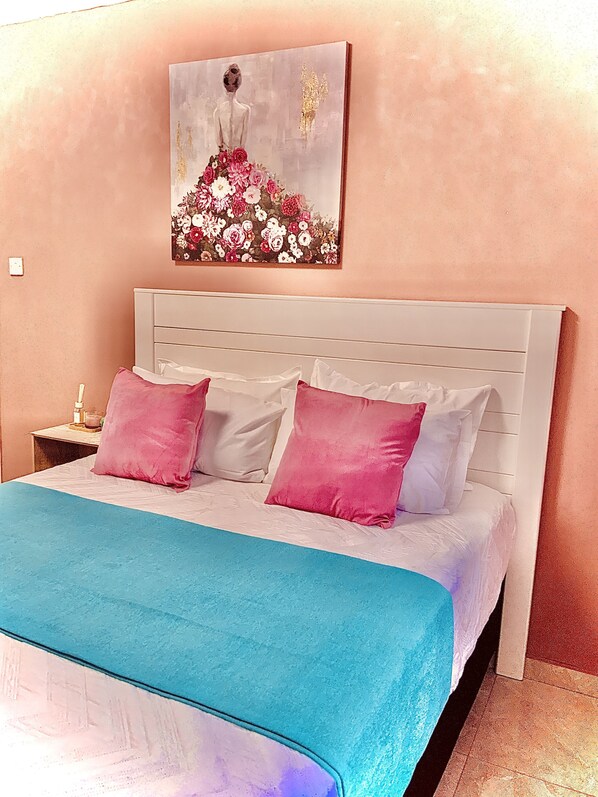 2 bedrooms, iron/ironing board, WiFi, bed sheets