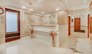 Reception - Itsy Hotels Cruz Royale Santacruz West (Mumbai)