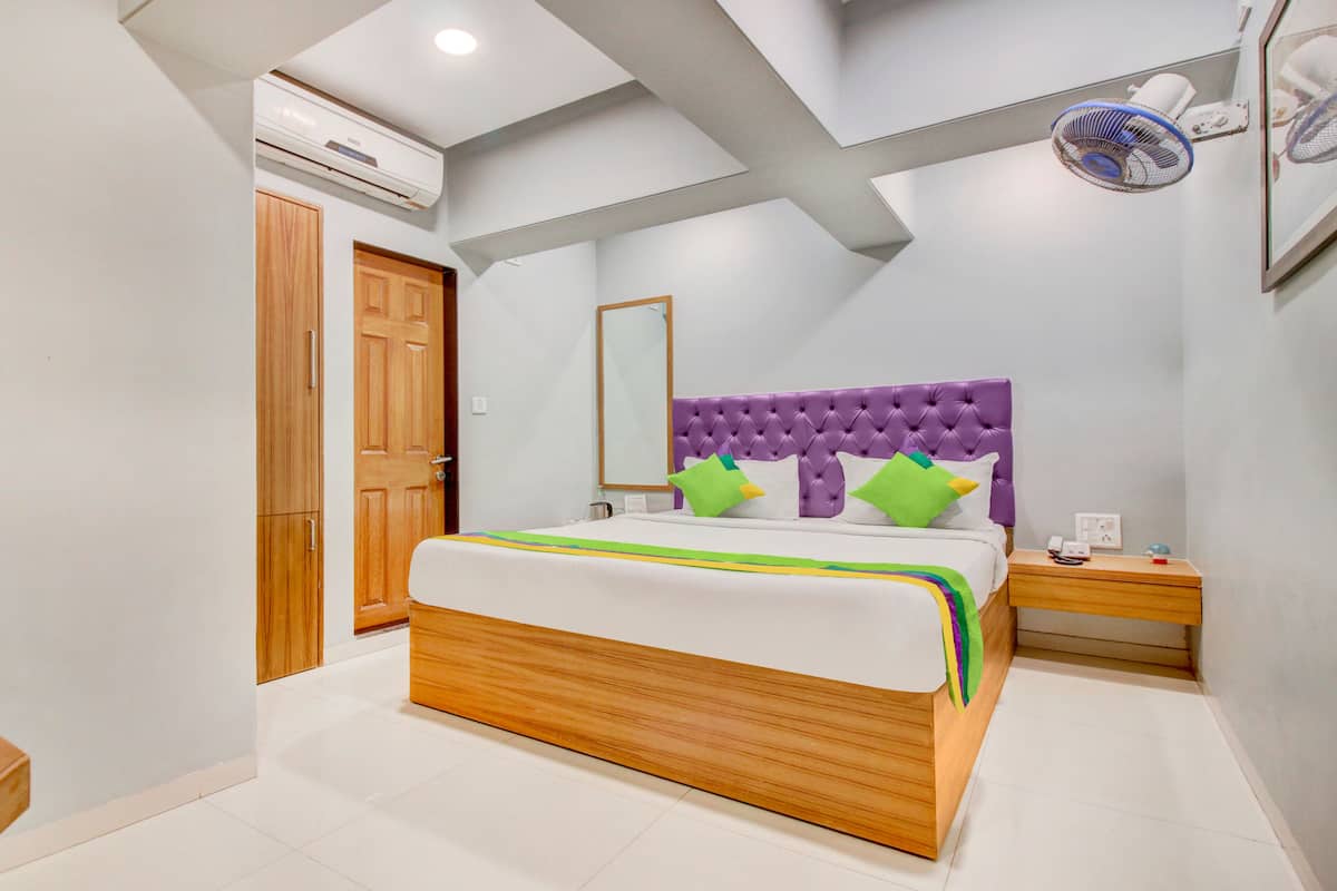 Economy Room | Desk, iron/ironing board, bed sheets