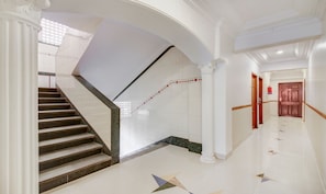 Staircase - Itsy Hotels Cruz Royale Santacruz West (Mumbai)