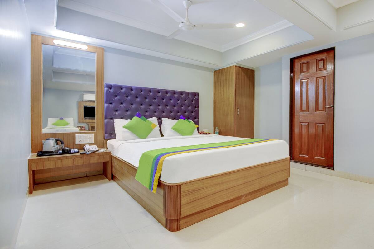 Premium Room | Desk, iron/ironing board, bed sheets
