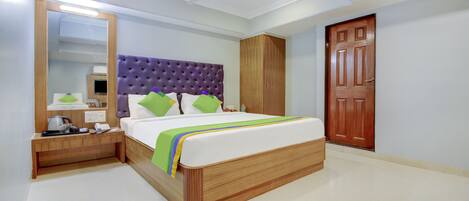 Bureau, fer et planche à repasser, draps fournis