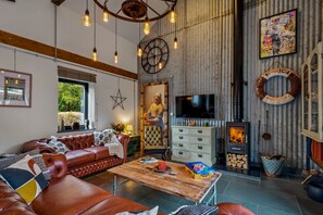 TV - Modern barn conversion with an industrial theme. Set in10 acres of grounds. (Haverfordwest)