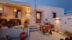 Outdoor dining - Seva Monolithos House-Traditional House in Monolithos (Μονόλιθος)
