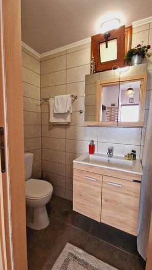 Shower, hair dryer, towels, soap - Seva Monolithos House-Traditional House in Monolithos (Μονόλιθος)