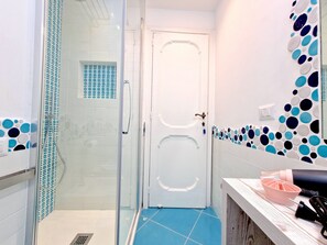 Deluxe-huone | Kylpyhuone | Ilmaiset hygieniatuotteet, hiustenkuivaaja, bidee, pyyhkeet