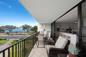 Outdoor dining - Maui Parkshore 303: Beachfront Apartment with View (Kihei)