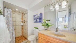 Shower - Maui Parkshore 303: Beachfront Apartment with View (Kihei)