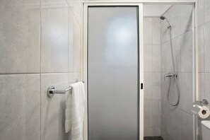 Ducha, secador de pelo, toallas