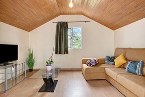 TV - Holiday Home 'São Vicente' with Mountain View, Terrace & Wi-Fi (São Vicente)