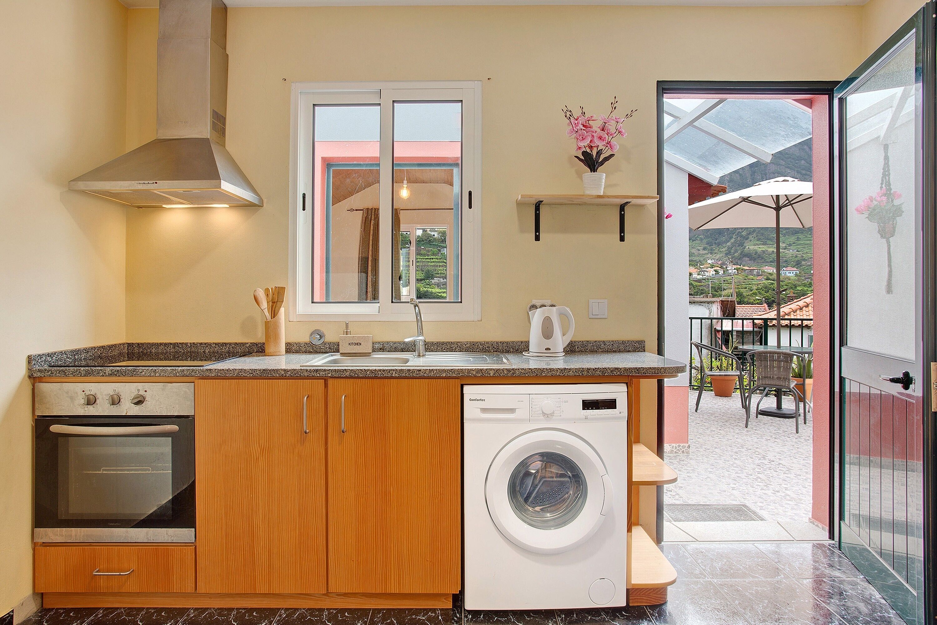 冷蔵庫、電子レンジ、オーブン、コンロ