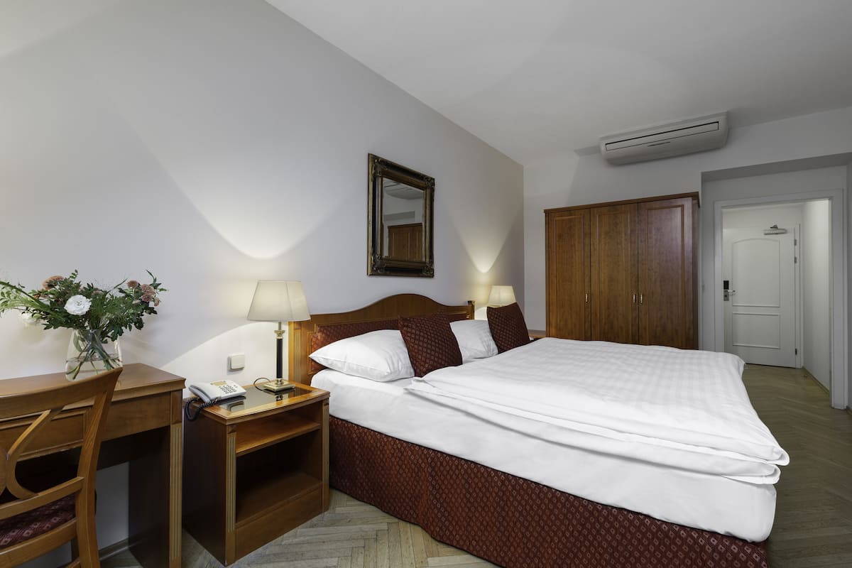 Camera Comfort con letto matrimoniale o 2 letti singoli | Una cassaforte in camera, una scrivania, tende oscuranti, Wi-Fi gratuito