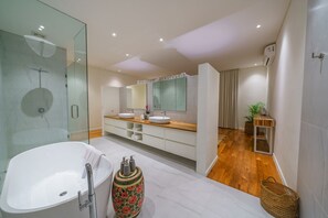 Villa supérieure | Salle de bain | Articles de toilette (gratuits), séchoir à cheveux, serviettes fournies