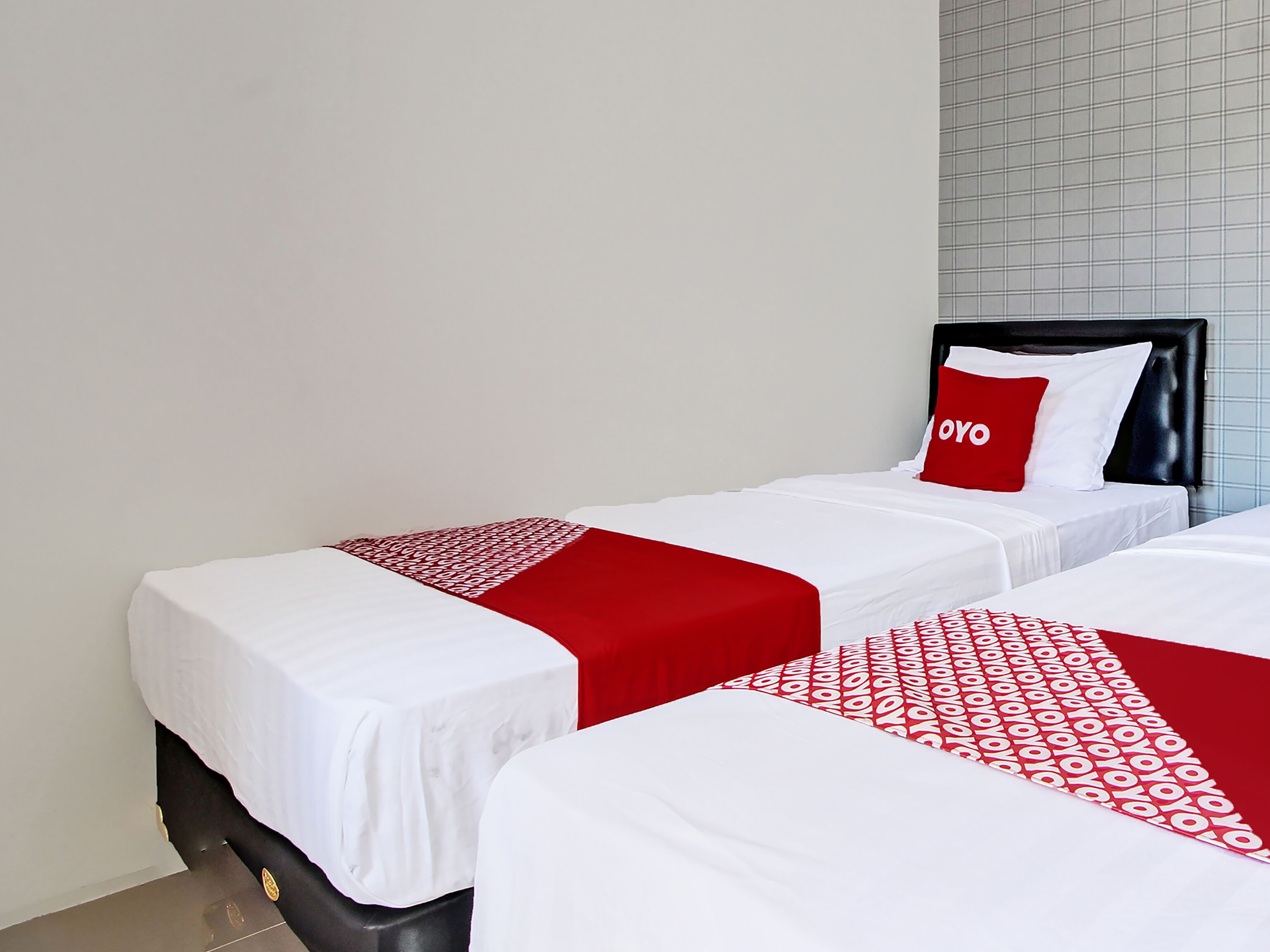 Habitación Deluxe con 2 camas individuales | Espacio para trabajar con laptop, wifi gratis y ropa de cama 