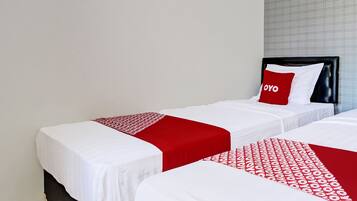 Habitación Deluxe con 2 camas individuales | Espacio para trabajar con laptop, wifi gratis y ropa de cama
