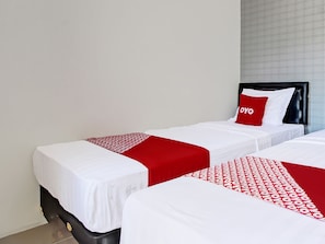 Quarto duplo luxo | Espaço de trabalho para notebook, Wi-Fi de cortesia, roupa de cama