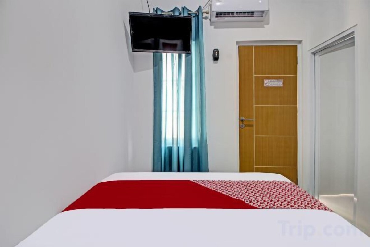 Laptop workspace, free WiFi, bed sheets