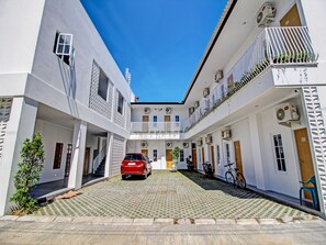 Vista frontal de la propiedad