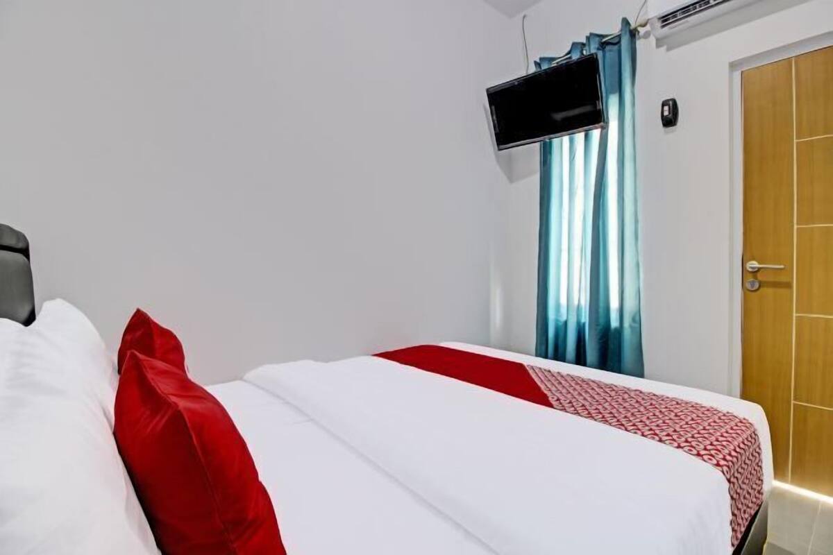 Laptop workspace, free WiFi, bed sheets