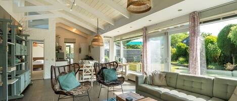 TV, peis, bøker og stereoanlegg