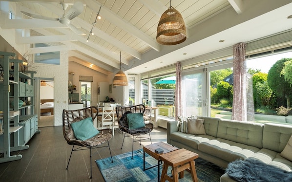 TV, fireplace, books, stereo - De Toekomst 16 quiet and privately situated near the North Sea (Ouddorp)