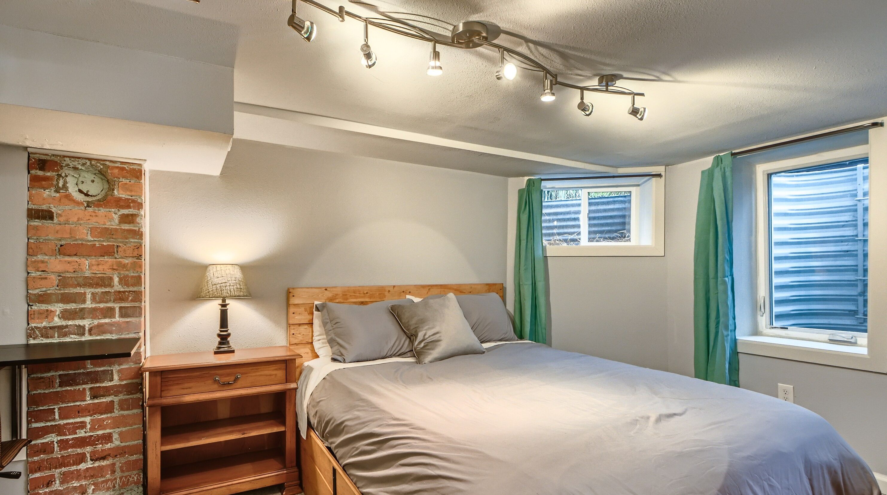 Restored Rustic • Shared Firepit, Hot Tub & Yard